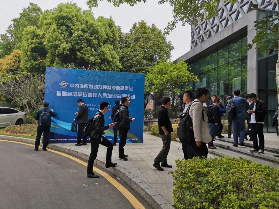 學員們陸續簽到入場 學員們陸續簽到入場