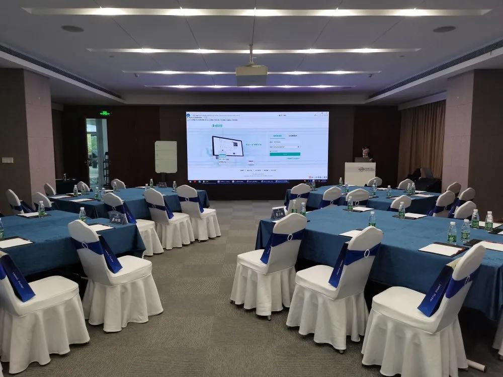 會務(wù)組正在進(jìn)行會場整理及設(shè)備調(diào)試 會務(wù)組正在進(jìn)行會場整理及設(shè)備調(diào)試