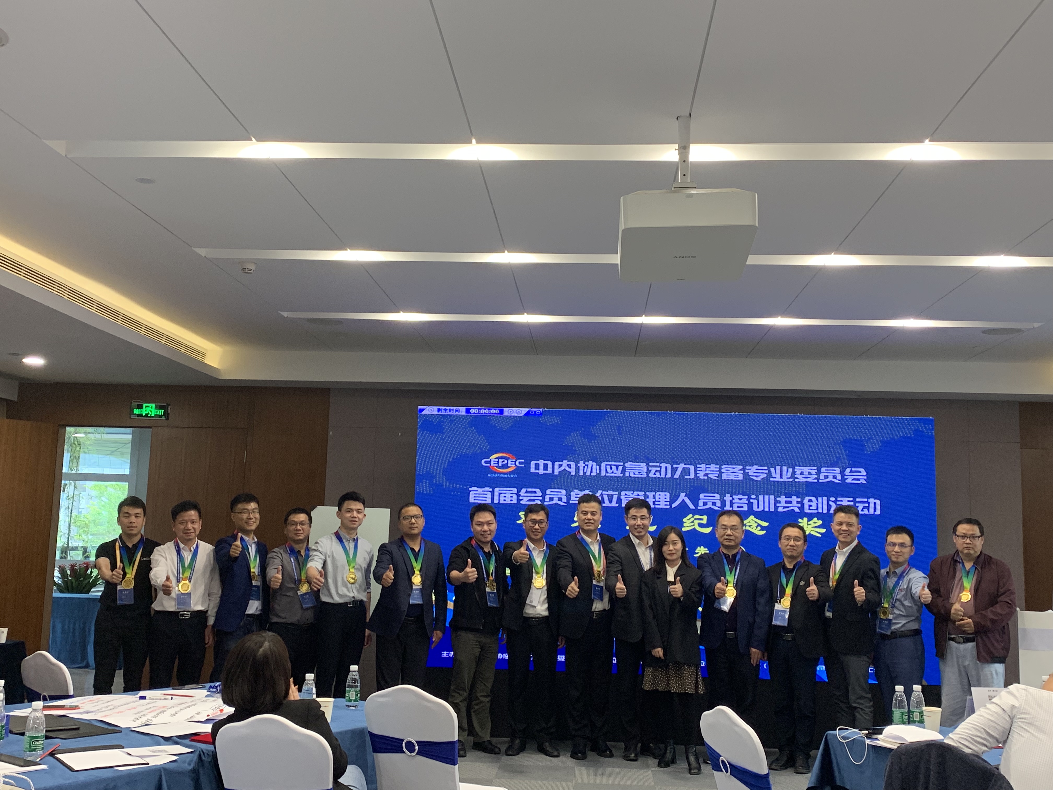 歡樂跑學(xué)員上臺領(lǐng)獎合影留念 歡樂跑學(xué)員上臺領(lǐng)獎合影留念