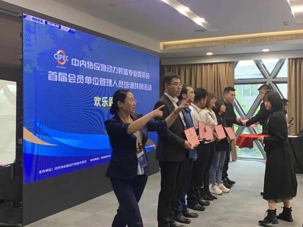 優(yōu)秀學(xué)員上臺領(lǐng)獎 優(yōu)秀學(xué)員上臺領(lǐng)獎