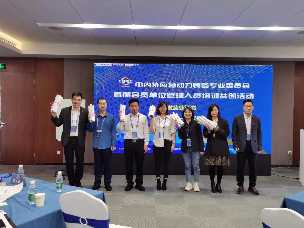 各組長上臺領(lǐng)取學(xué)員結(jié)業(yè)證書 各組長上臺領(lǐng)取學(xué)員結(jié)業(yè)證書