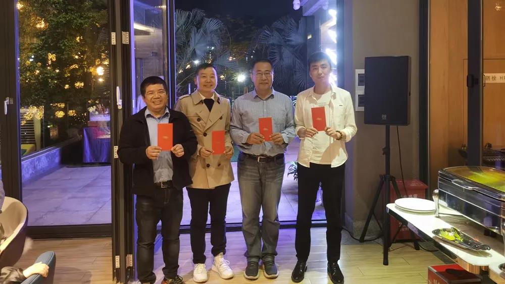 中獎嘉賓上臺領獎(部分) 中獎嘉賓上臺領獎(部分)